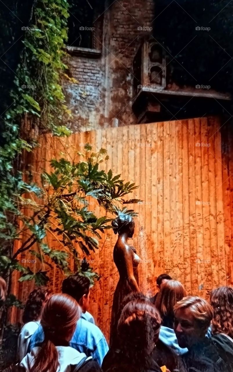 Juliet's house", from the movie "Romeo and Juliet" by V. Shakespeare. It is located in the city of Verona, Italy.