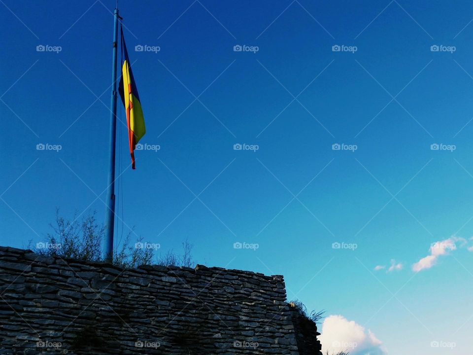 the Romanian flag above the Deva fortress