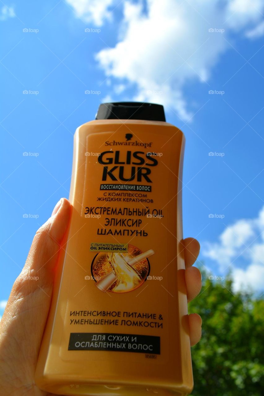 shampoo cliss kur product in the hand