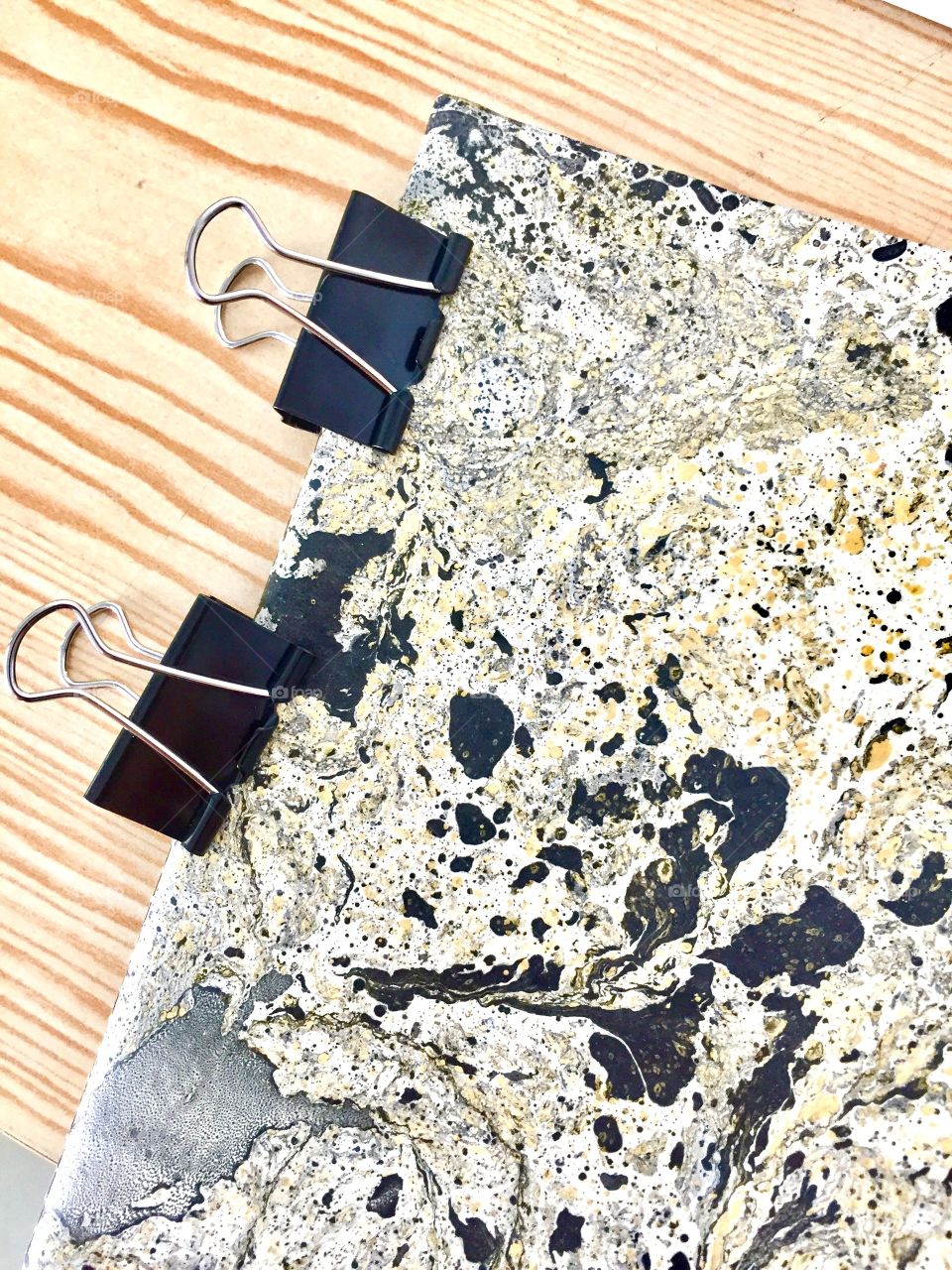 making marbled notebook dark and gold 