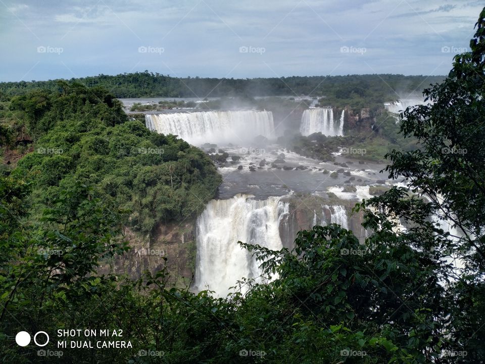 As belas quedas das lindas e majestosas cataratas de Iguaçu, uma das sete maravilhas da natureza