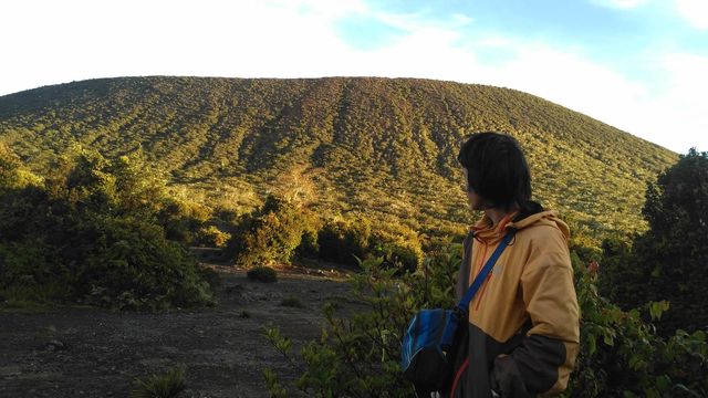 Menikmati Senja Dan Semburat Jingga Gunung Salak Regional