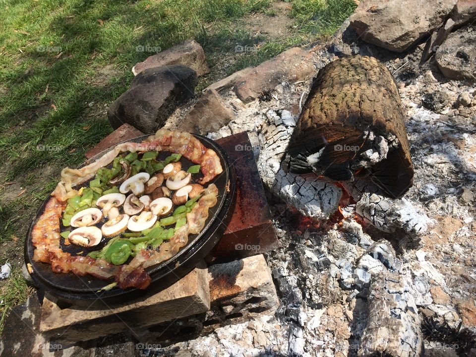 Bon Fire Cooking. Cooking breakfast fireside.