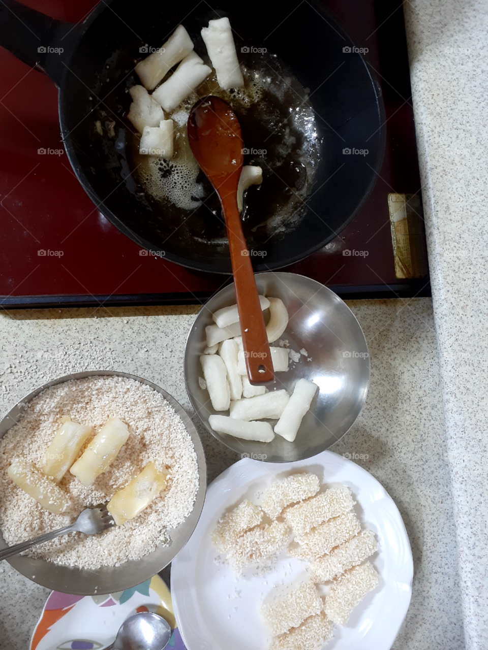 the method to cook this 유과 snacks and the ingredients .