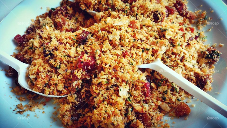 Farofa. Farinha com bacon, cheiro verde e mais ingredientes.