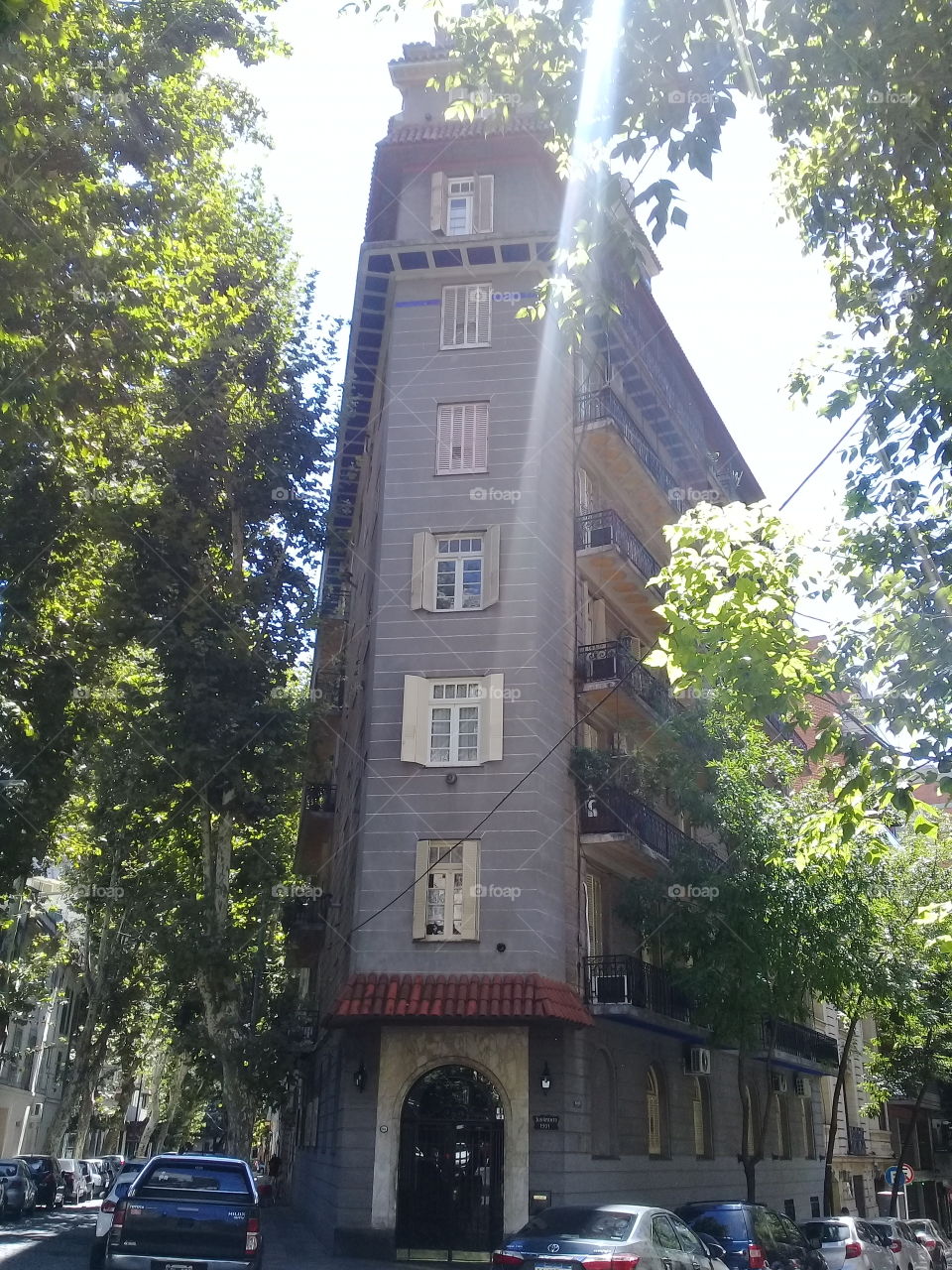 imagen de un antiguo edificio ubicado en una esquina en diagonal sobre dos avenidas urbanas.