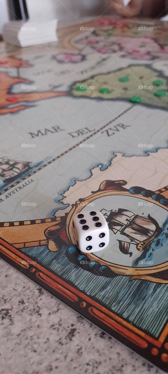 juego de mesa y un dado el teg