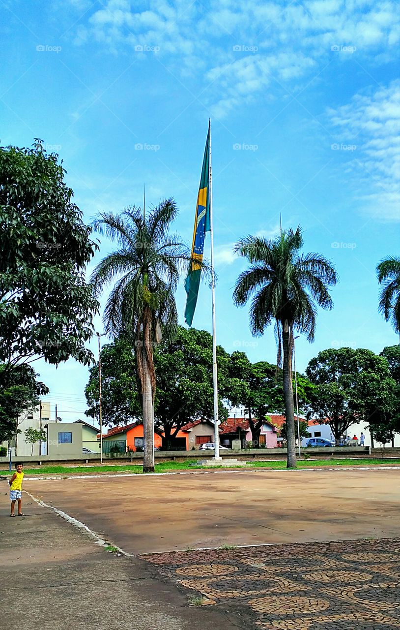 Criança feliz na falecida Praça 9 de Julho em Barretos - SP
