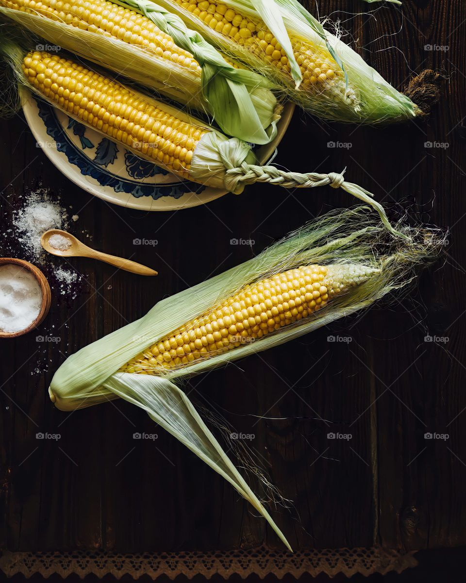 Overhead view of corn cobs on the table.