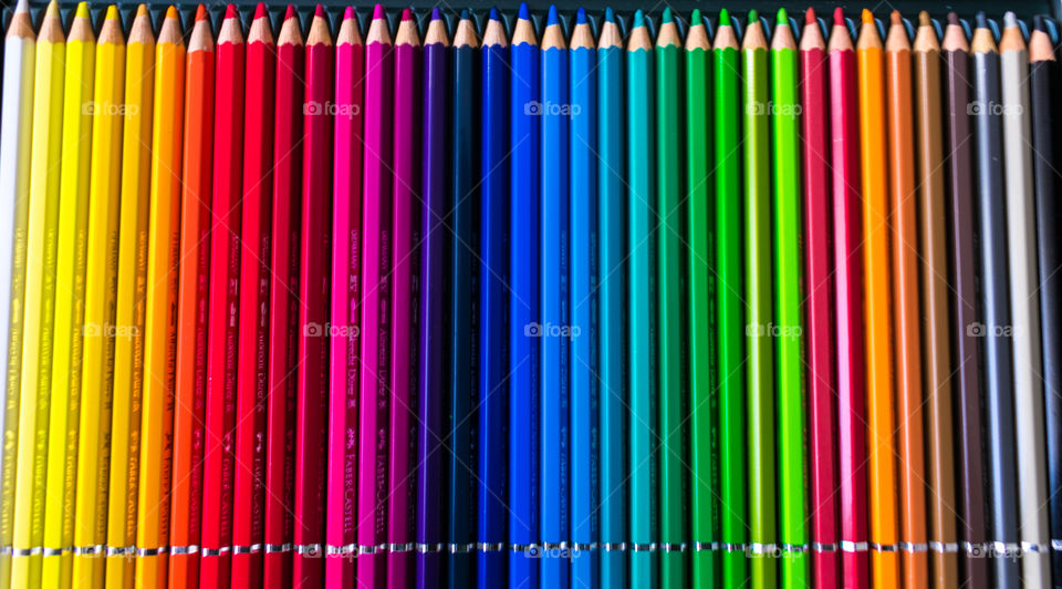 Lápices de colores de acuarela, todos los lápices ordenados según estuche...una gama de color atractiva y llamativa.