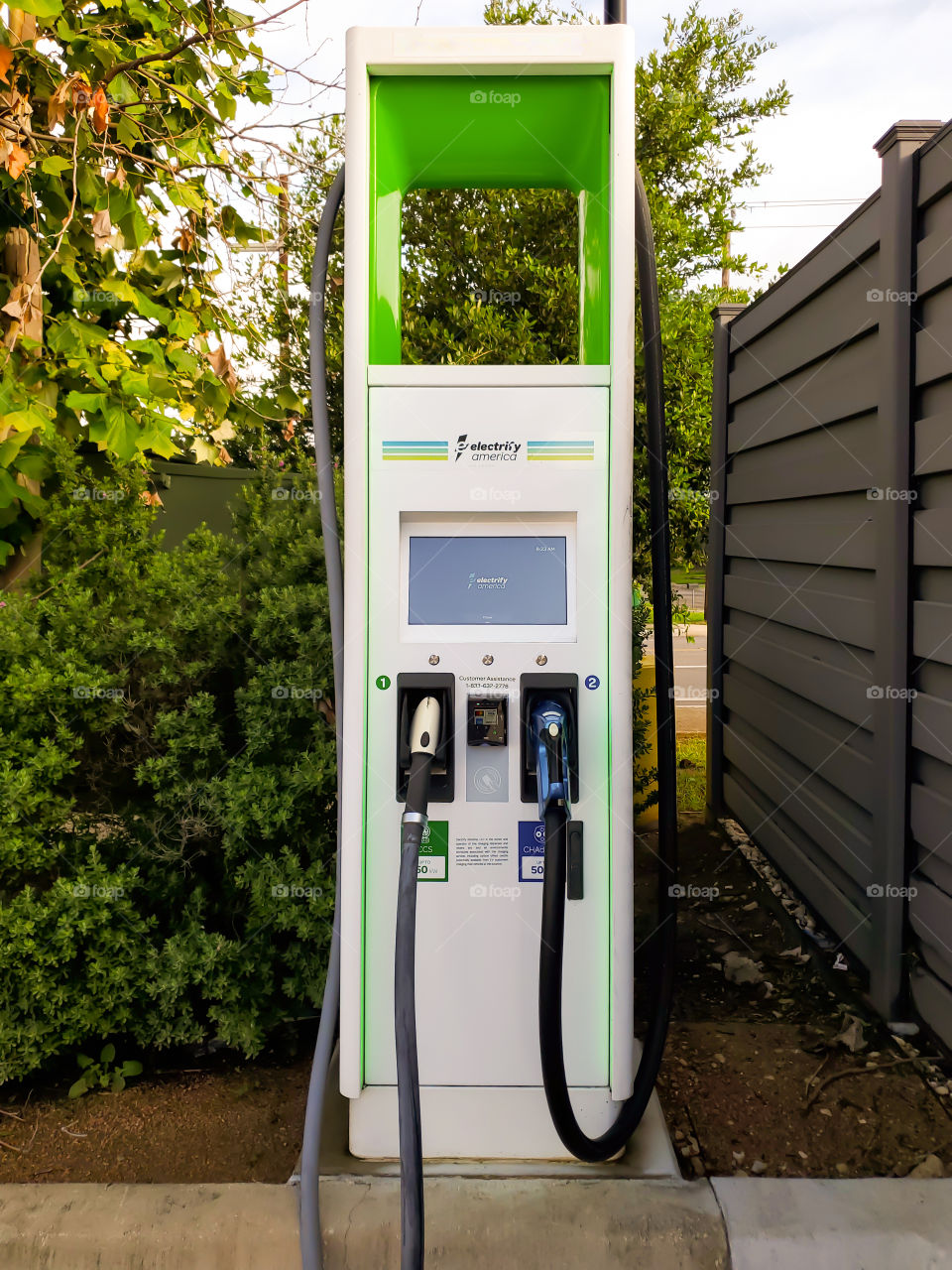 Electric vehicle charging station