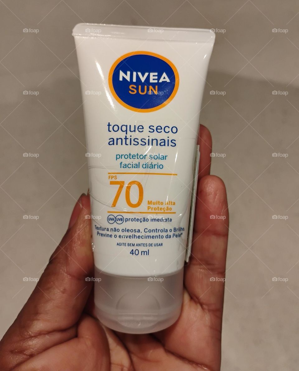 Pele hidratada e protegida. NIVEA SUN, Protetor Solar Facial Diário, toque seco antissinais. Textura não oleosa, controla o brilho e previne o envelhecimento precoce da pele. Proteção imediata UVA e UVB. NIVEA trata sua pele com carinho. NIVEA