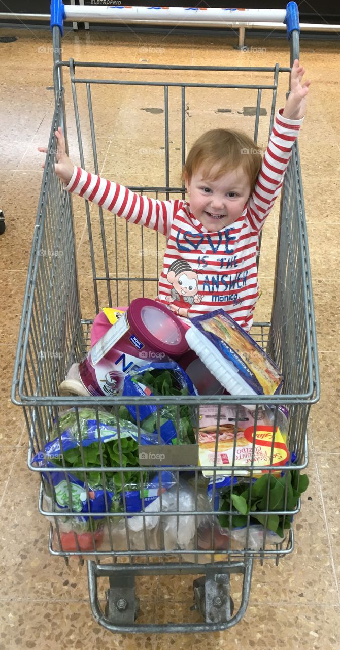 A alegria em passear no carrinho de supermercado. Vamos às compras? / The joy of walking in the supermarket cart. Let's go shopping?