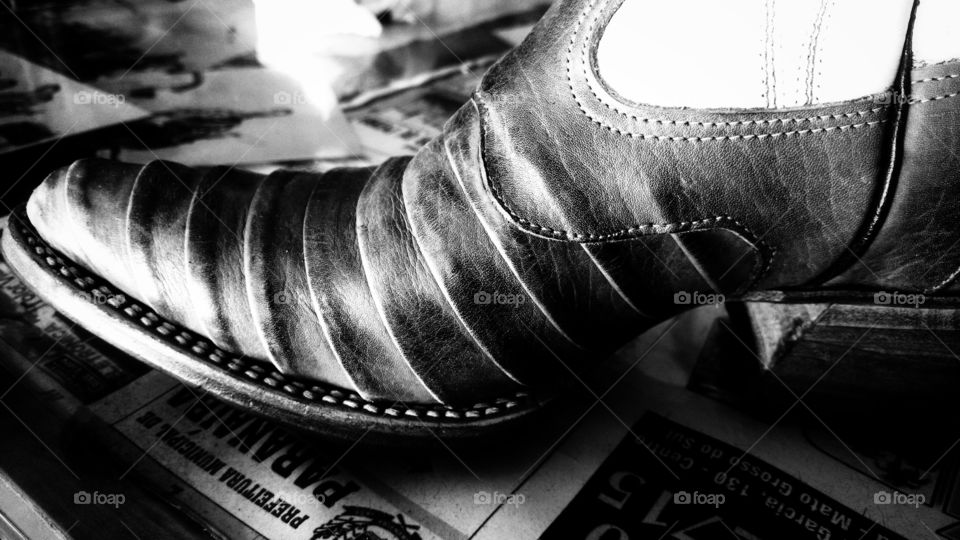 Bota de couros, bico fino modelo tatu, country para cowgirls.