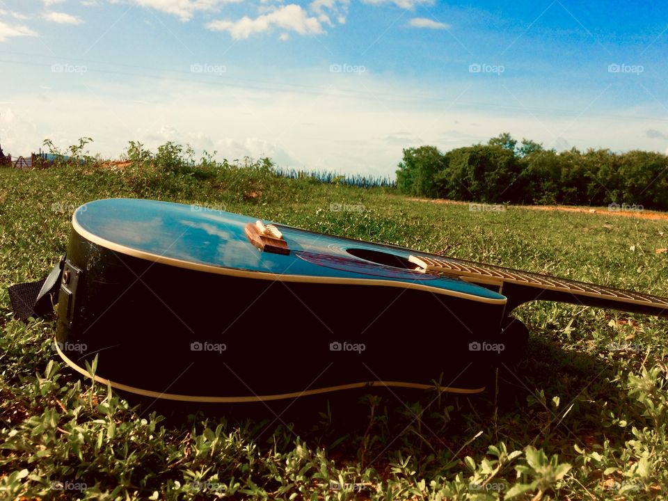  Playing the guitar is a way of bringing the deepest feelings from the soul.  Tocar violão é uma forma de trazer da alma, os mais profundos sentimentos. 