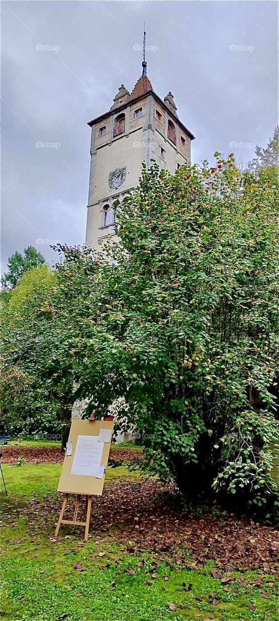 This is the tower of the old castle of “Steinach” in “Lower Bavaria”, Germany where an arts and crafts fair called the “Market of Possibilities” took place in September of 2024. Hypnotic Productions