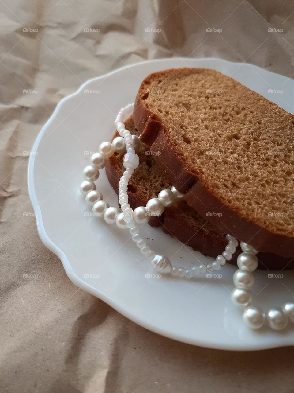 sandwich with pieces of black bread and fashionable decorations instead of the edible part, which means an unreasonable expectation of fashion and fashionable products