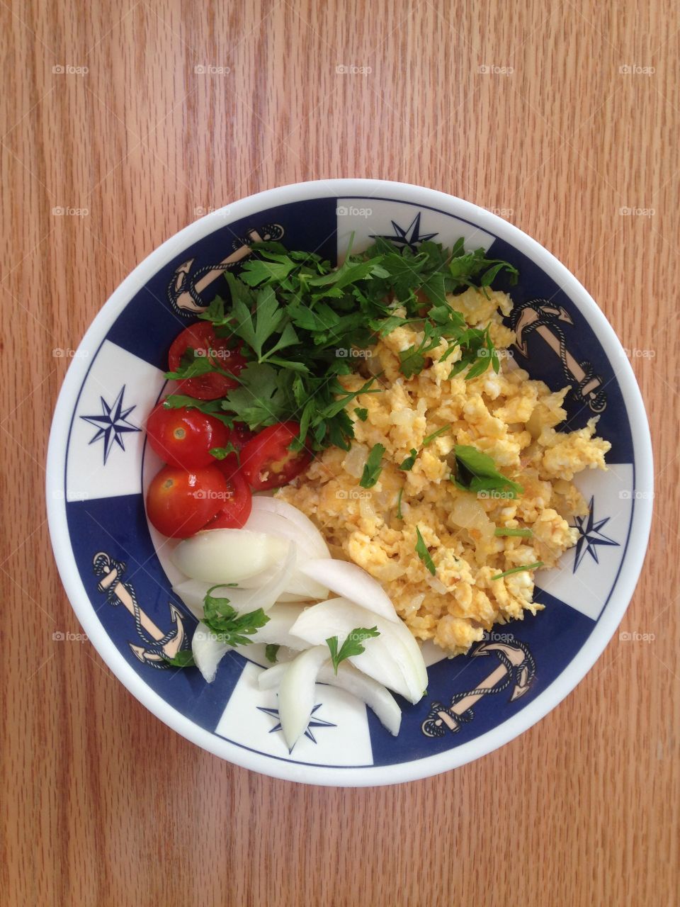 scrambled eggs with cherries tomatoes