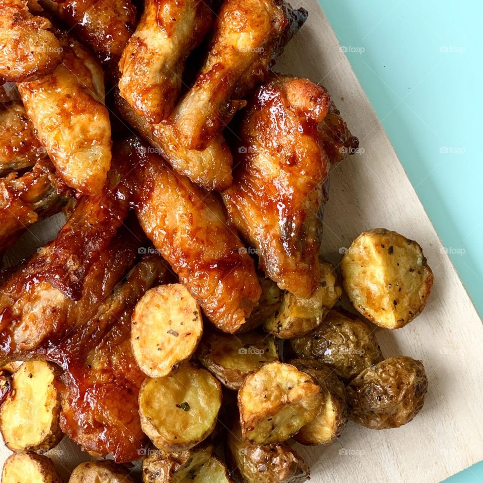 Barbecue chicken wings with nacho cheese sauce and mini potatoes 