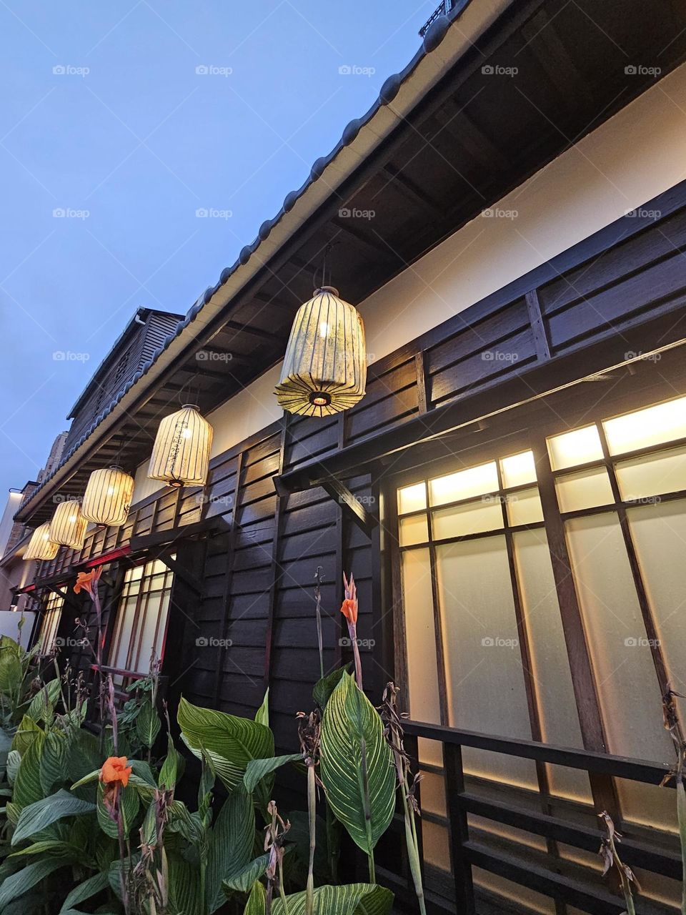 Side shot of Japanese-style building with high-hanging characteristic lanterns
