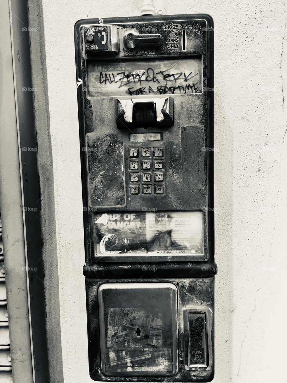 Old broken pay phone 📞 📱