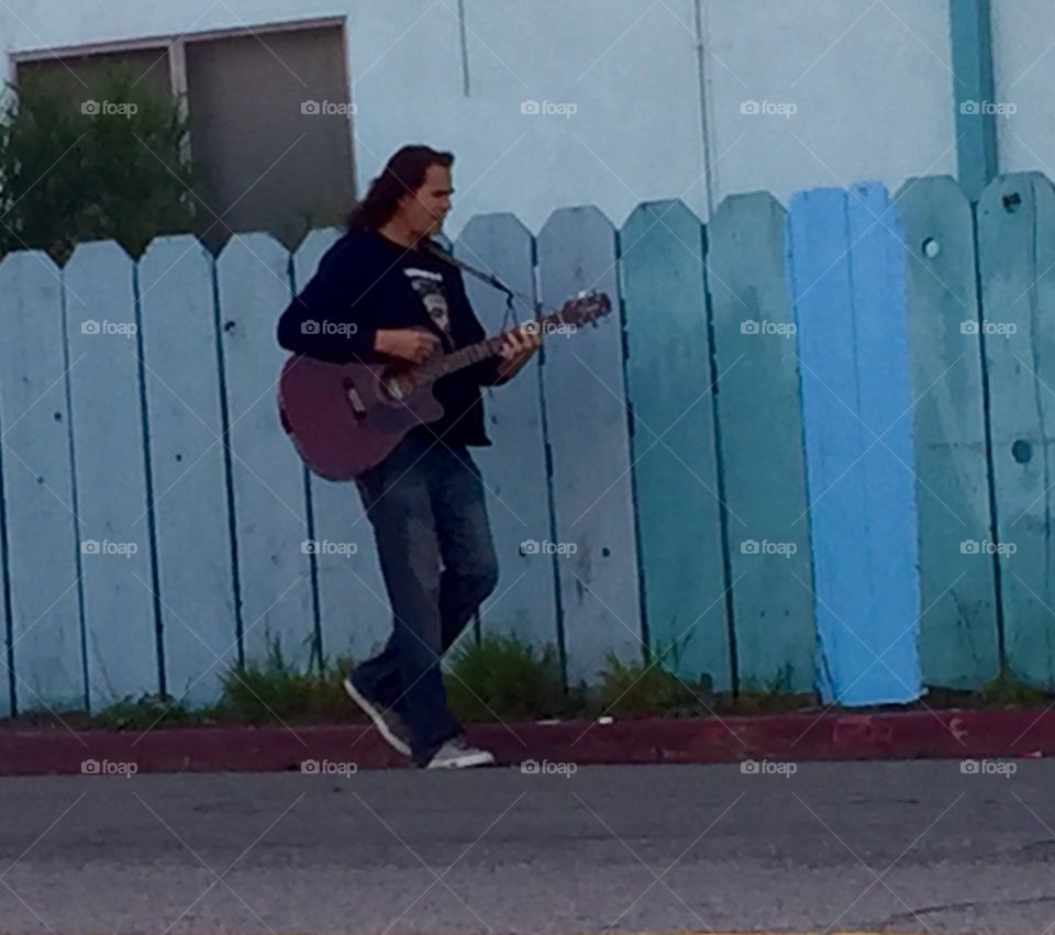 Walking Guitarist 