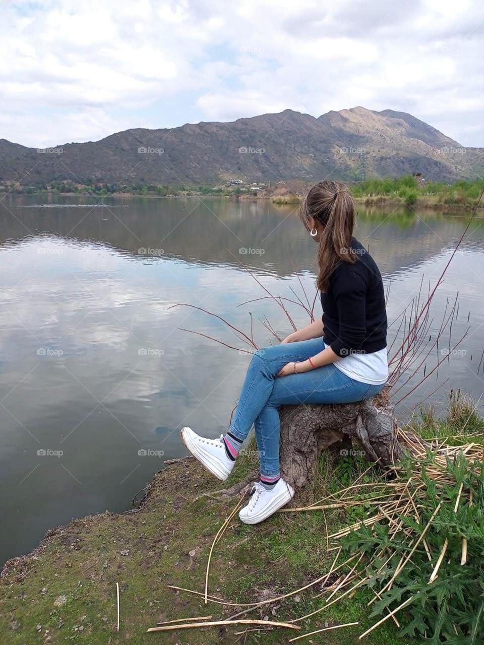 observando el reflejo sobre el agua