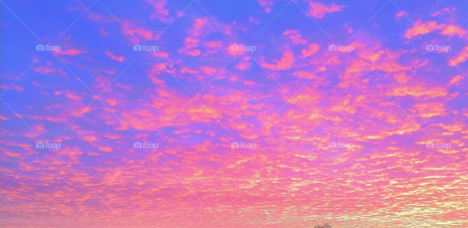 Coucher de soleil rouge et bleu