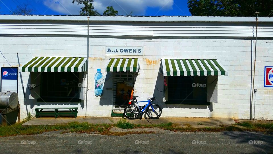 Giant Propel Advanced Pro 0 in front of an old country store