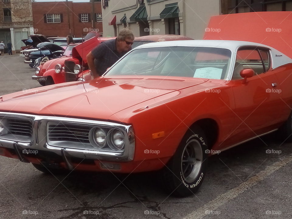 we're getting a pretty good crowd coming in oldies and on lookers and good music for the era.