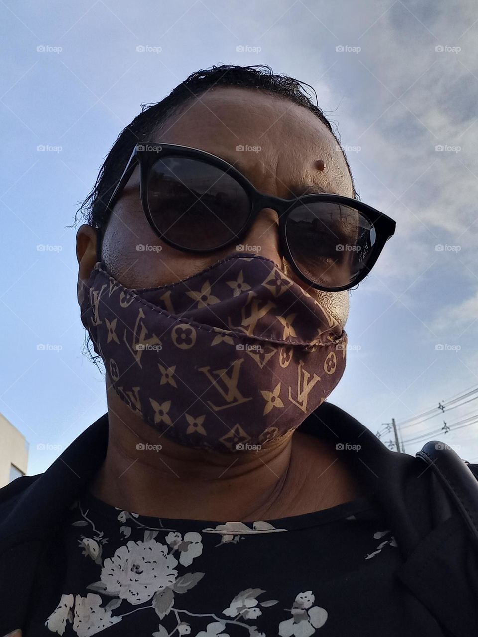 Natural Wonen Senhora usando máscara: acessório necessário para os dias atuais