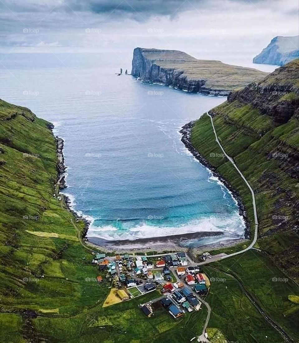 A very beautiful coastal picture on the beach, and the sweetness of the calm water in it is more than wonderful