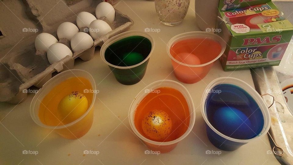 coloring eggs in cups