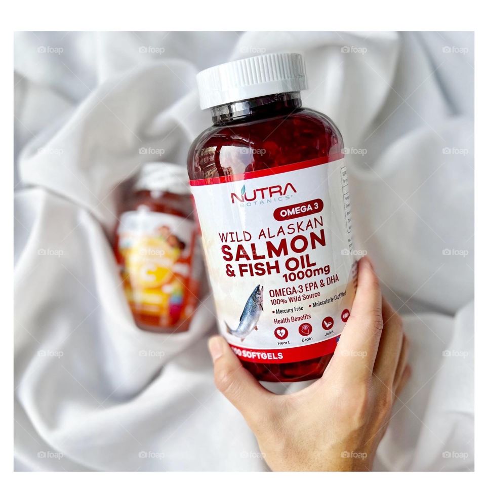 Health supplements of salmon fish oil and vitamin c gummies 