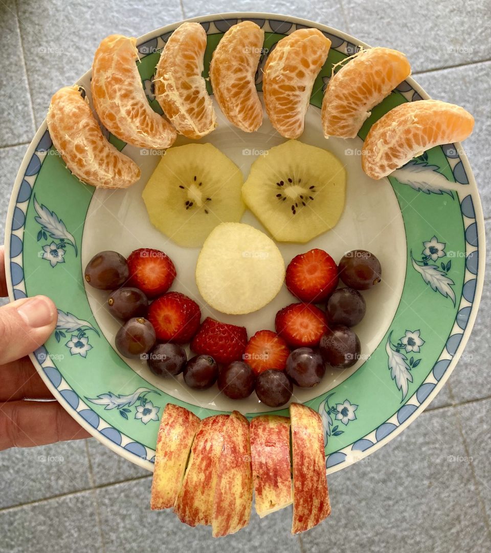 A 🇺🇸 A delicious fruit salad: tangerine, kiwi, pear, strawberry, grape and apple!  Hmm… what a healthy dish! / 🇧🇷 Uma deliciosa salada de frutas: mexerica, kiwi, pêra, morango, uva e maçã! Hum… que prato saudável!