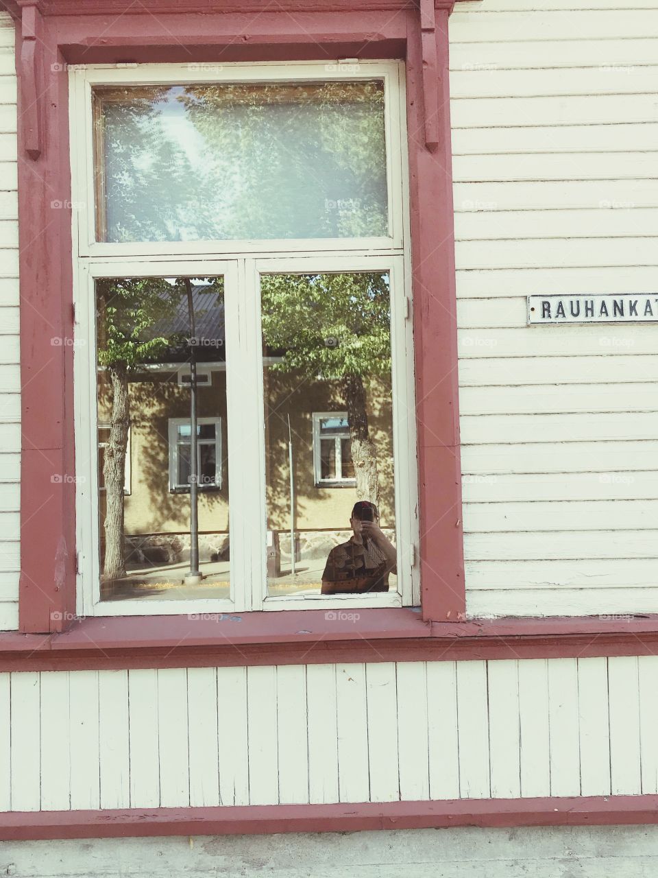 An attempt to make selfi in the window😁 Another ancient house on Rauhankatu in Hamina.September 2018. Suomi Finland 🇫🇮.