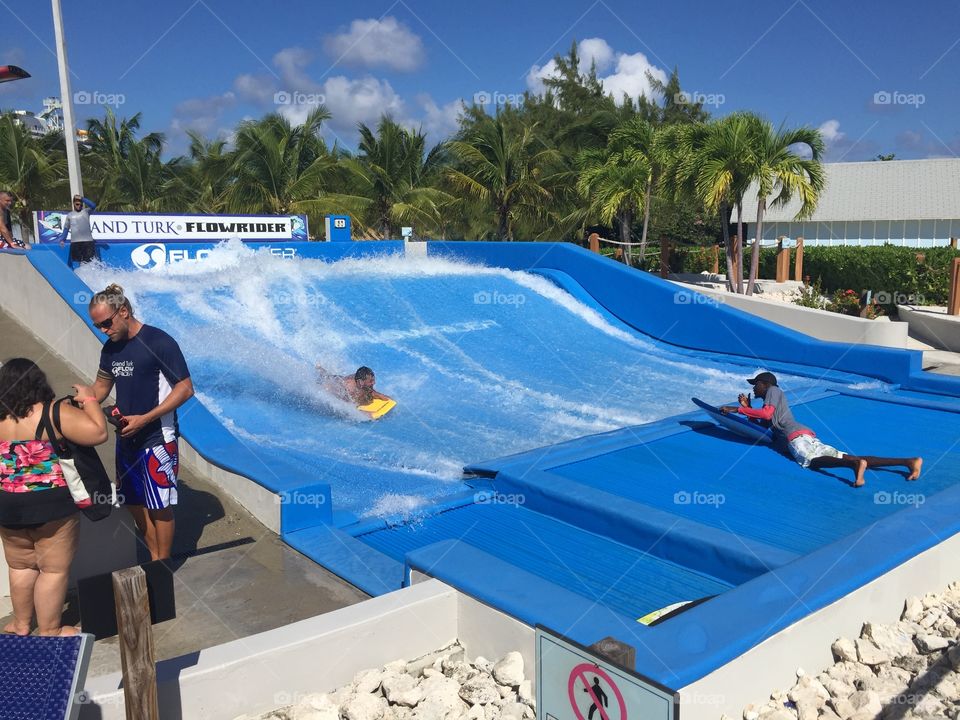 Surfing wave pool