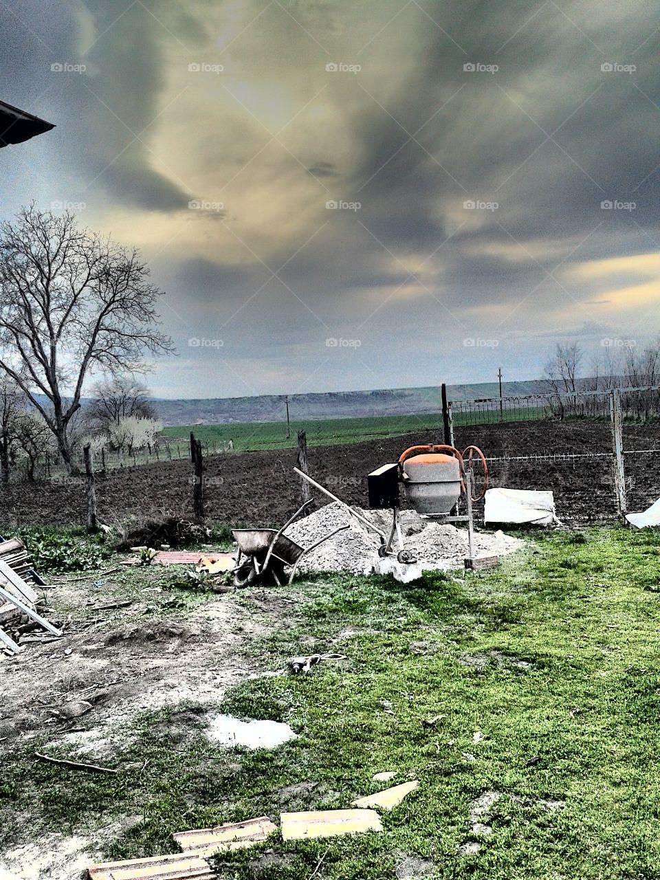 Rough workday. me and my dad were at my grampa to fix his house and this HDR just fits well the atmosphere.