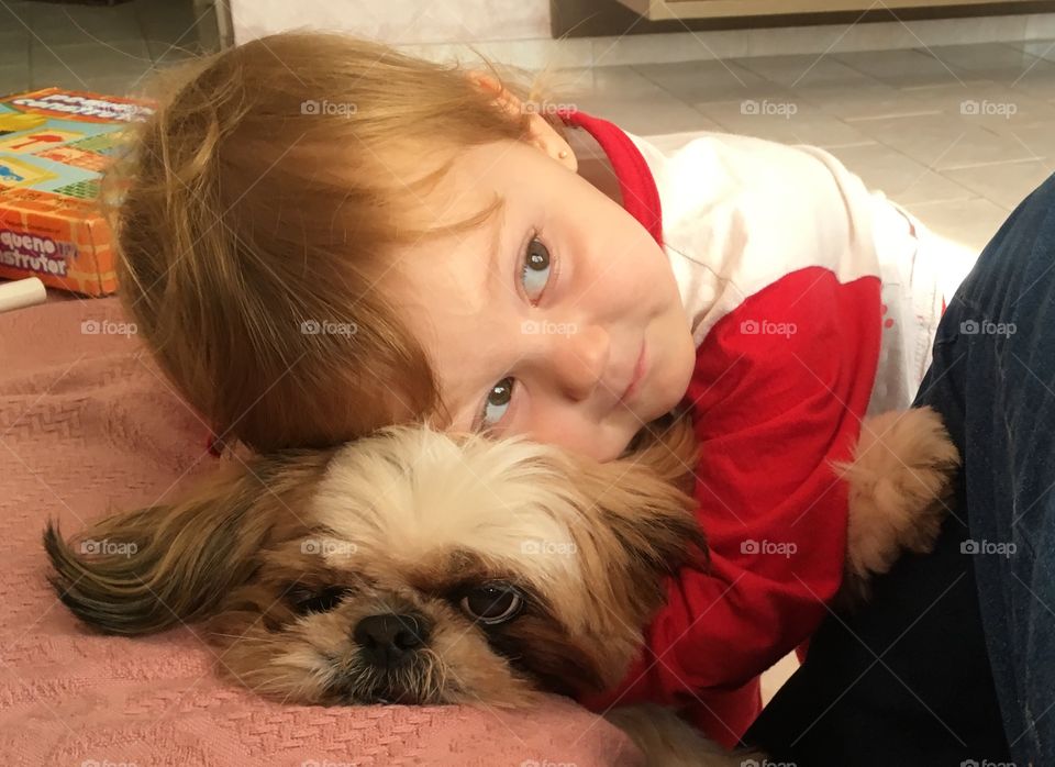 🇺🇸 A child's love for their pet is pure! Here, my daughter Estela with our dog Pepita. / 🇧🇷 O amor de uma criança com seu bichinho de estimação é puro! Aqui, minha filha Estela com nossa cachorrinha Pepita.