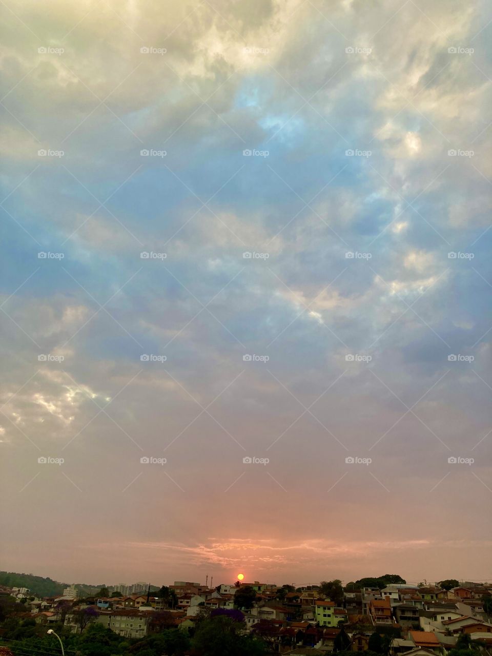 🇺🇸 Cloudy skies, pink skies or blue skies?  Is that little ball in the bottom corner?  A geometric dawn in Brazil… / 🇧🇷 Céu nublado, céu róseo ou céu azul? É aquela pequena bola no canto inferior? Um amanhecer geométrico no Brasil…