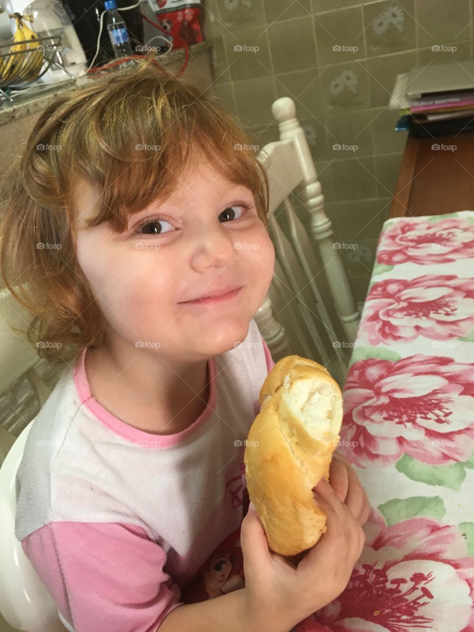 🇺🇸 Who doesn't like to eat warm bread?  My daughter Maria Estela loves to eat some bread and butter ... / 🇧🇷 Quem não gosta de comer um pão bem quentinho? Minha filha Maria Estela ama comer um pãozinho com manteiga...