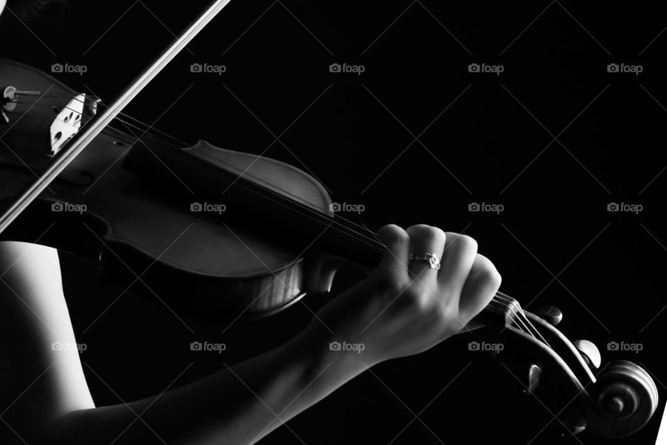 Close-up of  a woman's hand playing violin