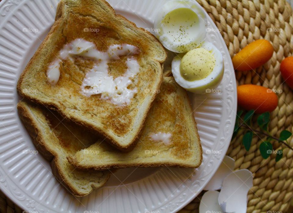 Toasted bread with boiled egg