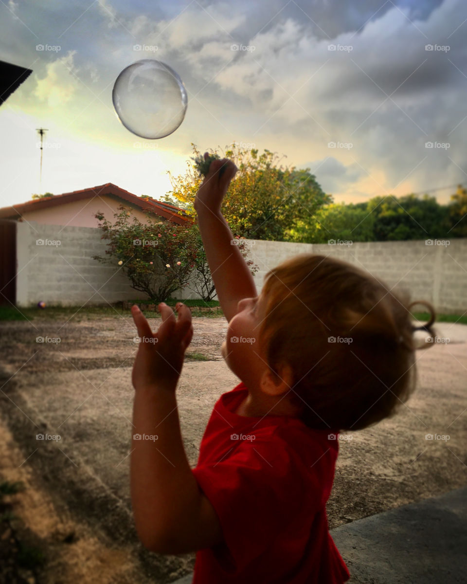 A really cool fun to stay: playing soap bubbles at home, without worrying about life. / Uma diversão muito legal para ficar em casa: brincar de bolinha de sabão, sem se preocupar com a vida. 