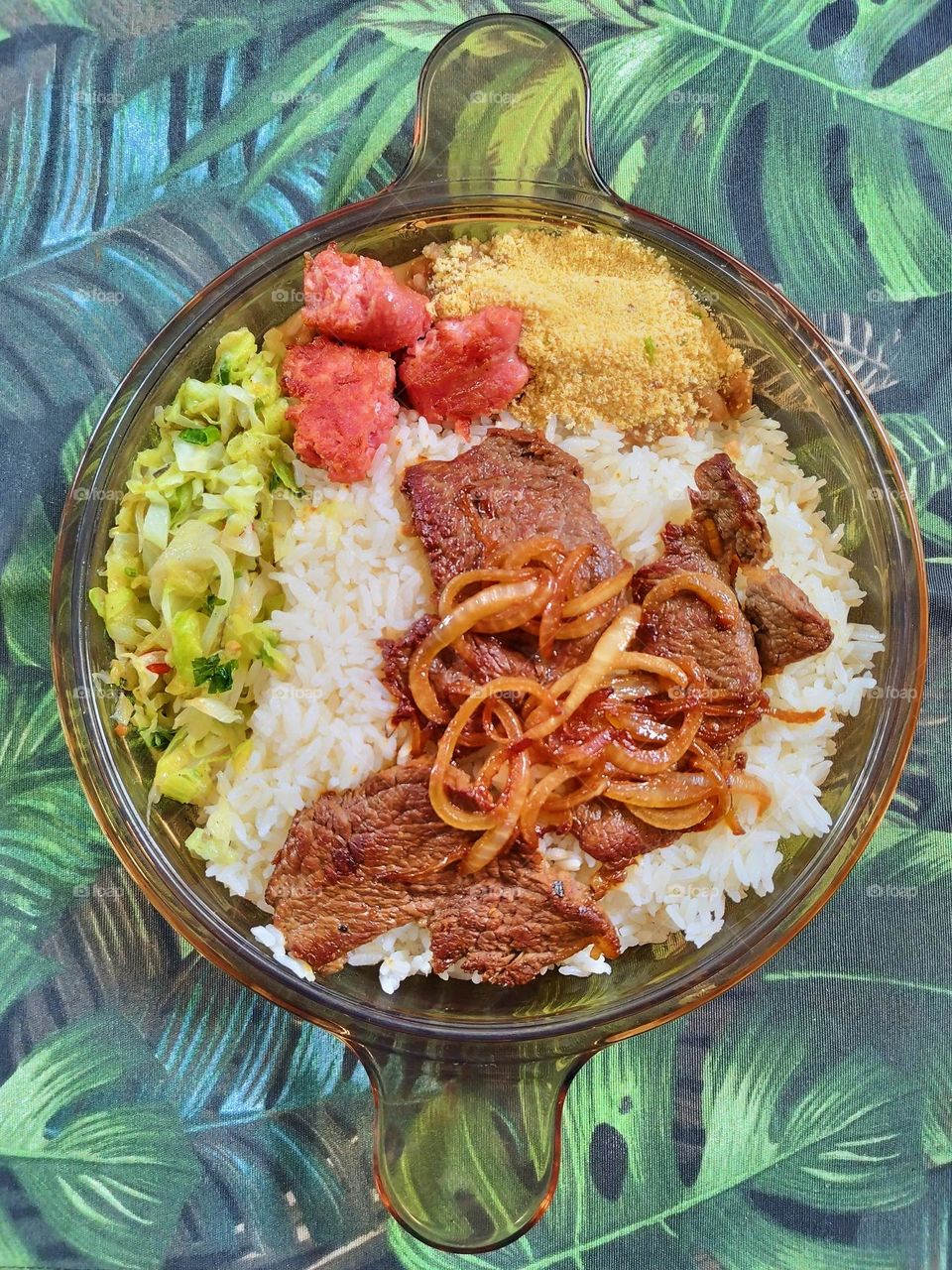 Prato típico brasileiro com arroz, feijão e farinha, bife com cebola linguiça frita e legumes refogados... Que delícia!