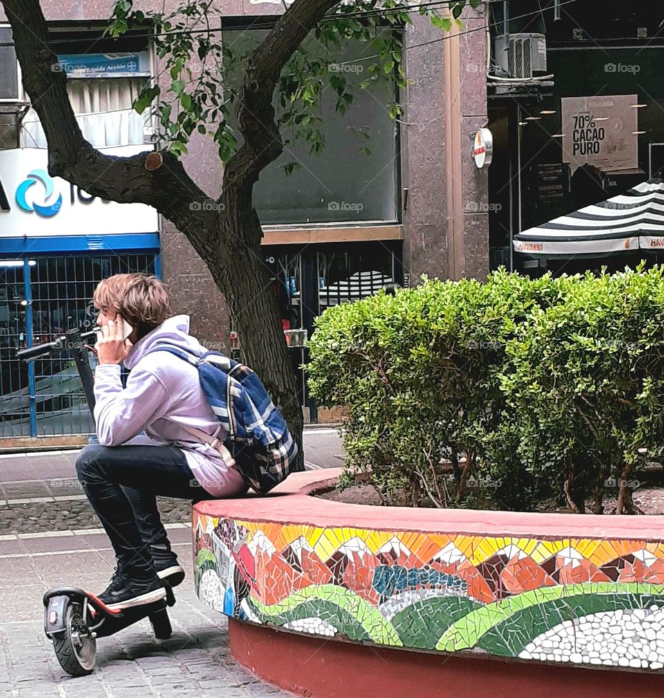 el chico estará por pasear con su monopatín