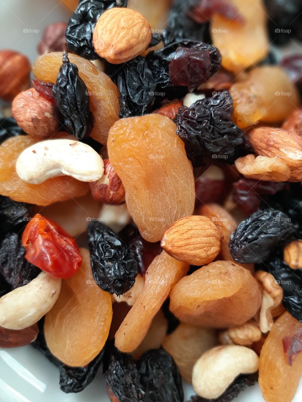 A dried fruit with a mixture of nuts gives energy to athletes and benefits the owners of diet programs