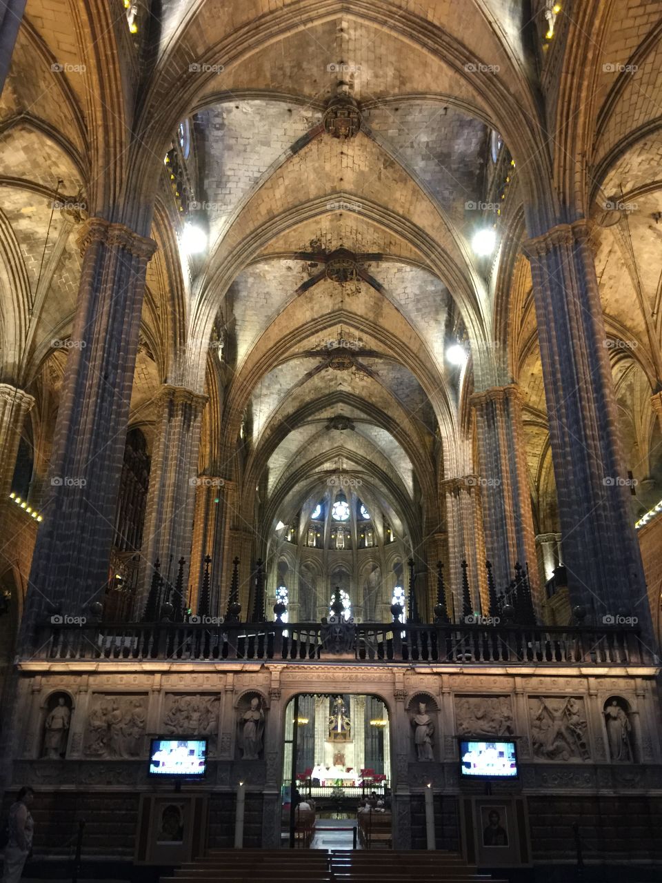 The inside of the Cathedral de Barcelona 
