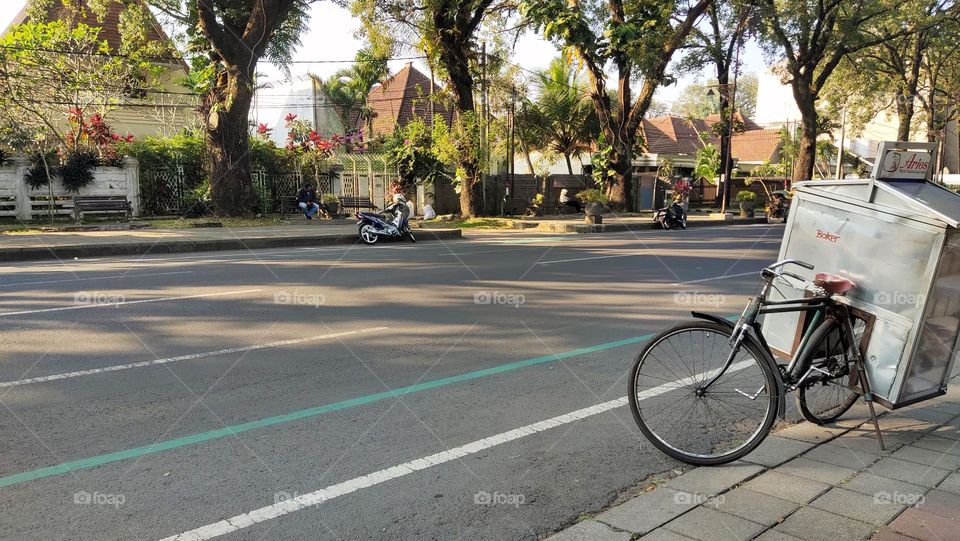 sepeda itu jualan roti