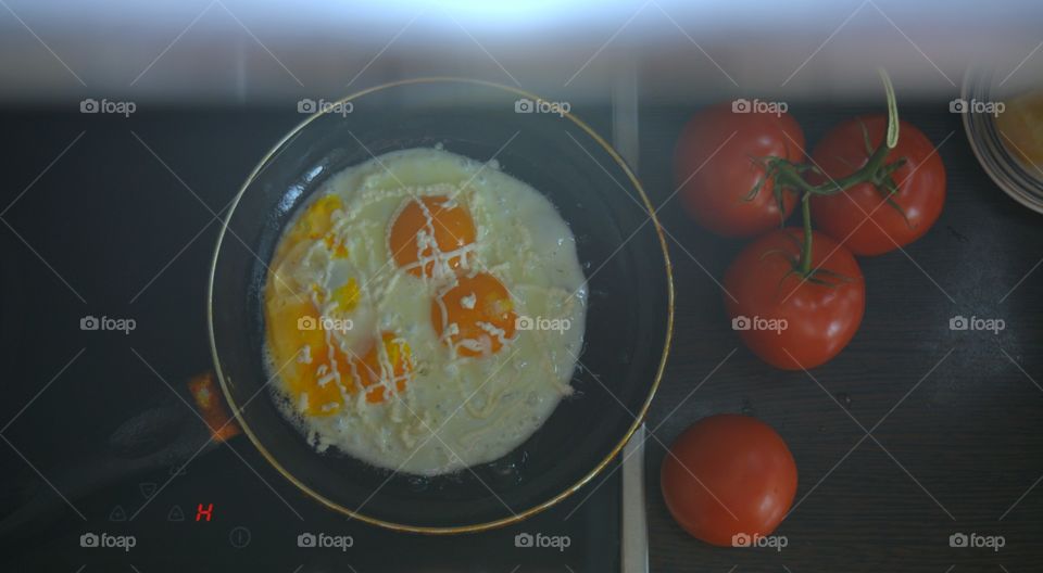 breakfast fried eggs and fresh tomatoes